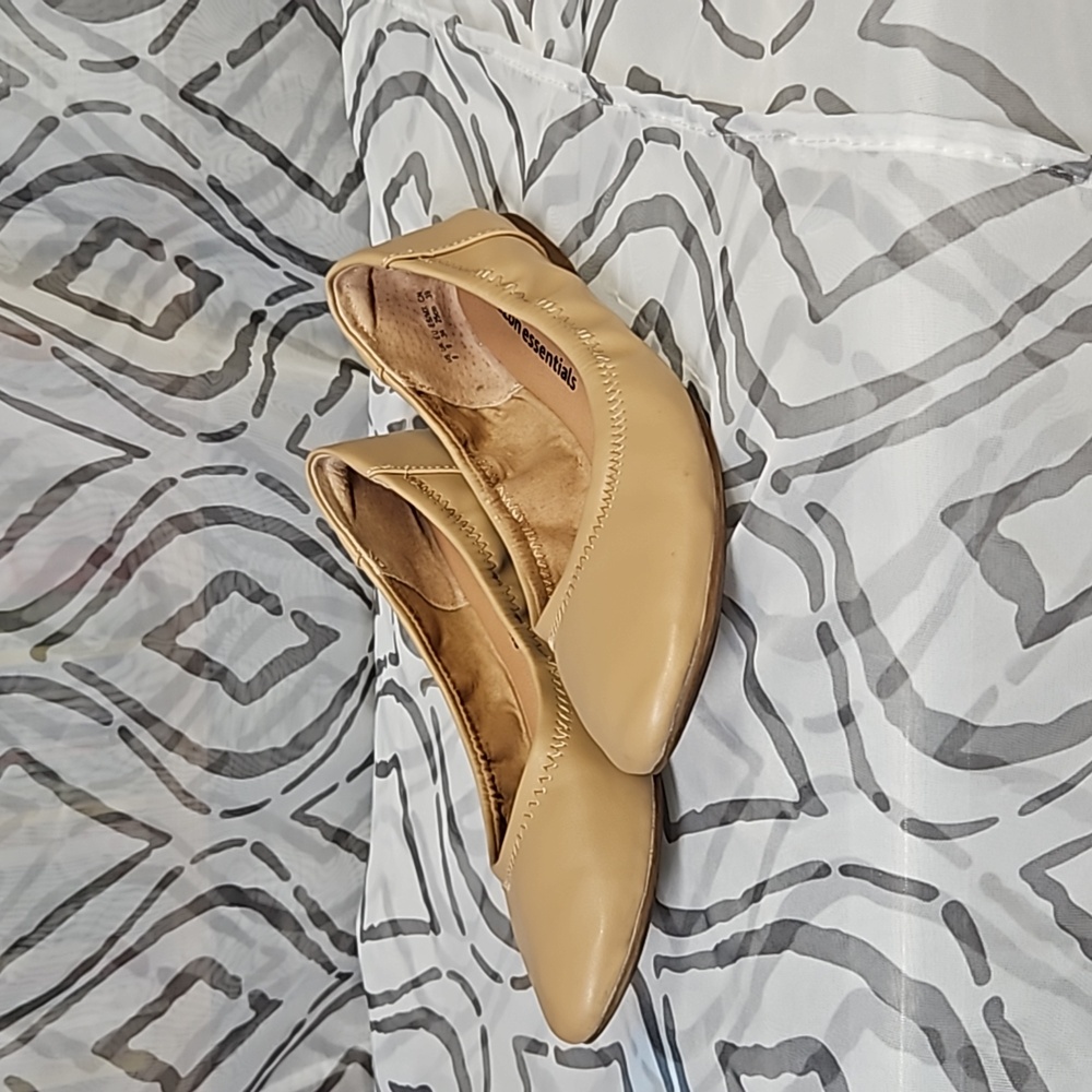 Ladies flats sz 8 beige nude